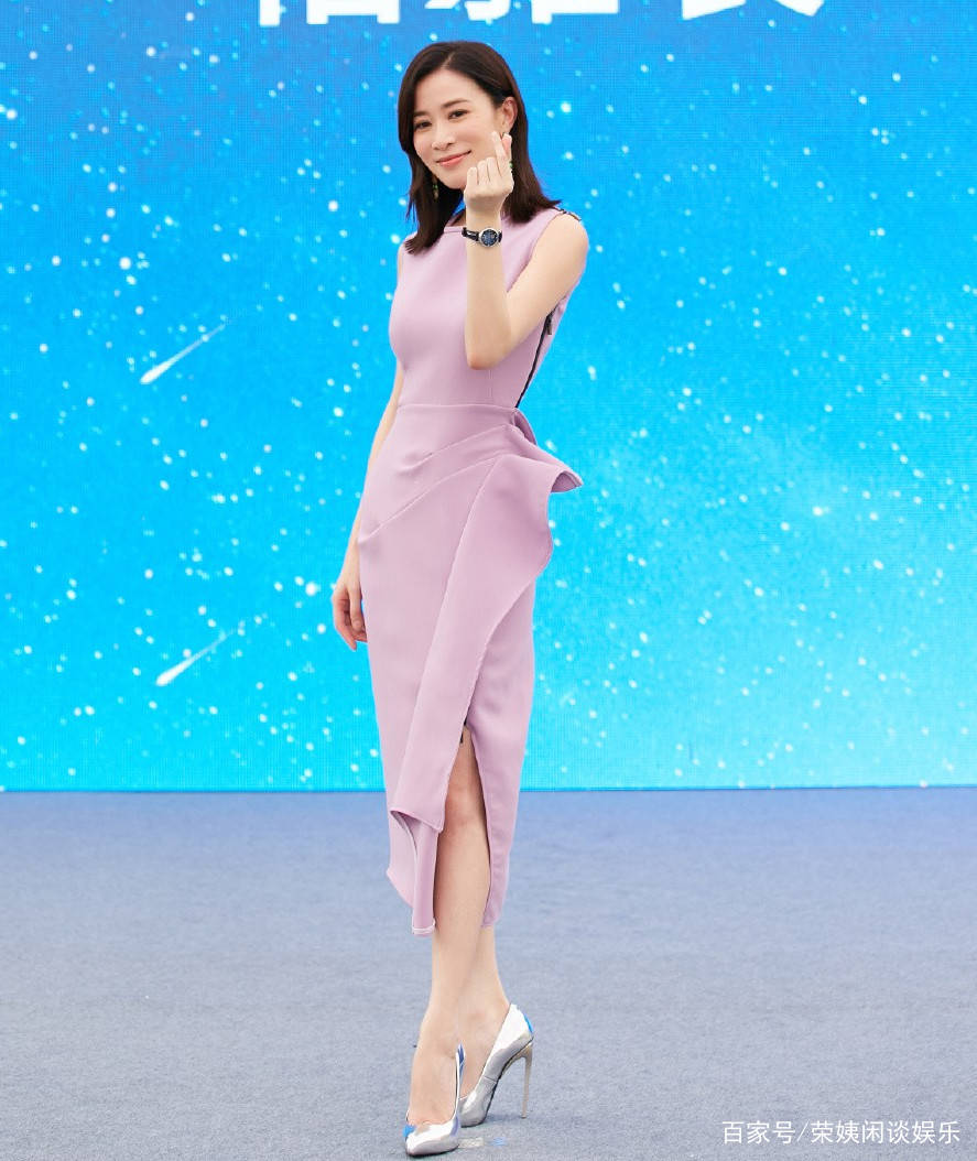 辫子|佘诗曼才是扮嫩高手,穿T恤+百褶裙再扎双马尾辫,哪像46岁?