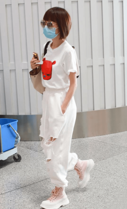 一身|鲁豫这纸片身材随便穿穿就很时尚，卡通T恤都能穿出高级感，服了