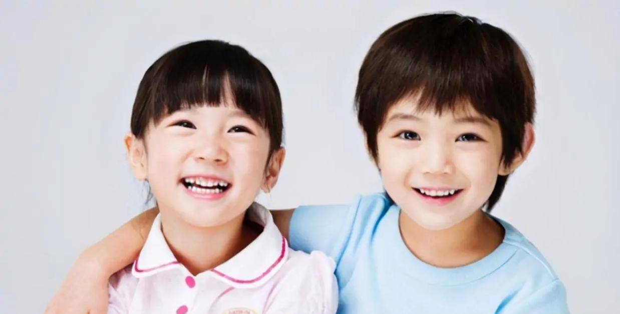 无可|兄妹俩相差十岁，哥哥带妹妹出行一脸生无可恋：比书包还要重！