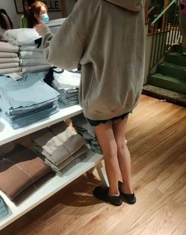 身材|知名网红店被挤爆，姑娘打卡傻眼：“这种衣服真的能穿？！”