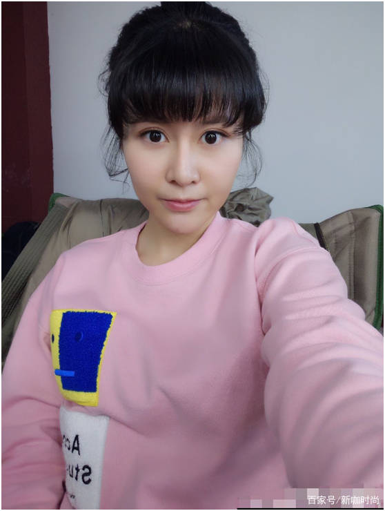 黄兆函|黄宏女儿长这样，穿一袭小黑裙气质优雅，窈窕身材挡不住