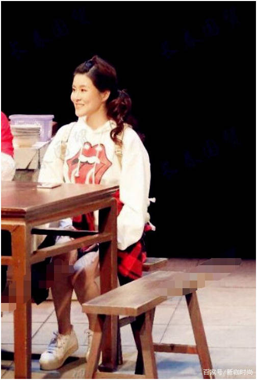 黄兆函|黄宏女儿长这样，穿一袭小黑裙气质优雅，窈窕身材挡不住