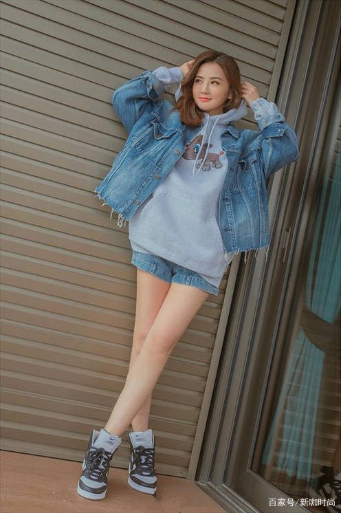 身材|阿Sa居然38岁了，穿牛仔外套配长款卫衣，身材凹凸有致似少女
