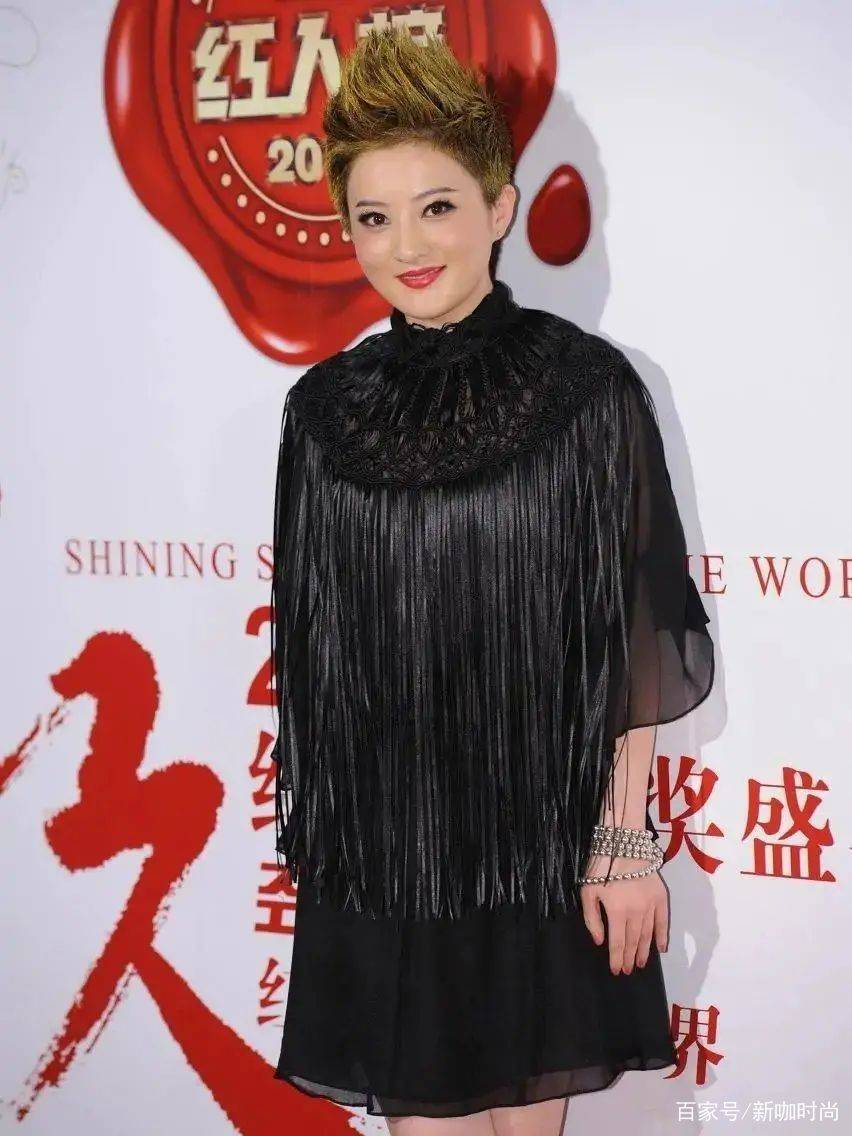 黑色|金铭微胖也很美，穿黑色流苏裙小细腿抢镜，发型却无力吐槽