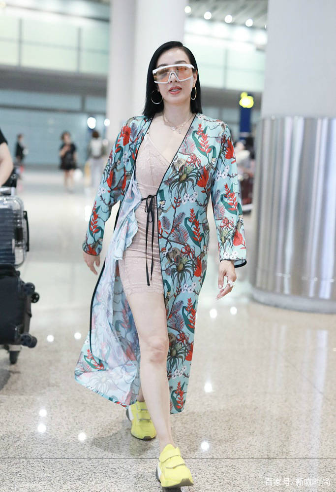 身材|钟丽缇又跑偏了？穿亮片宽松装，咬嘴撩发走淑女风，50岁真不服老
