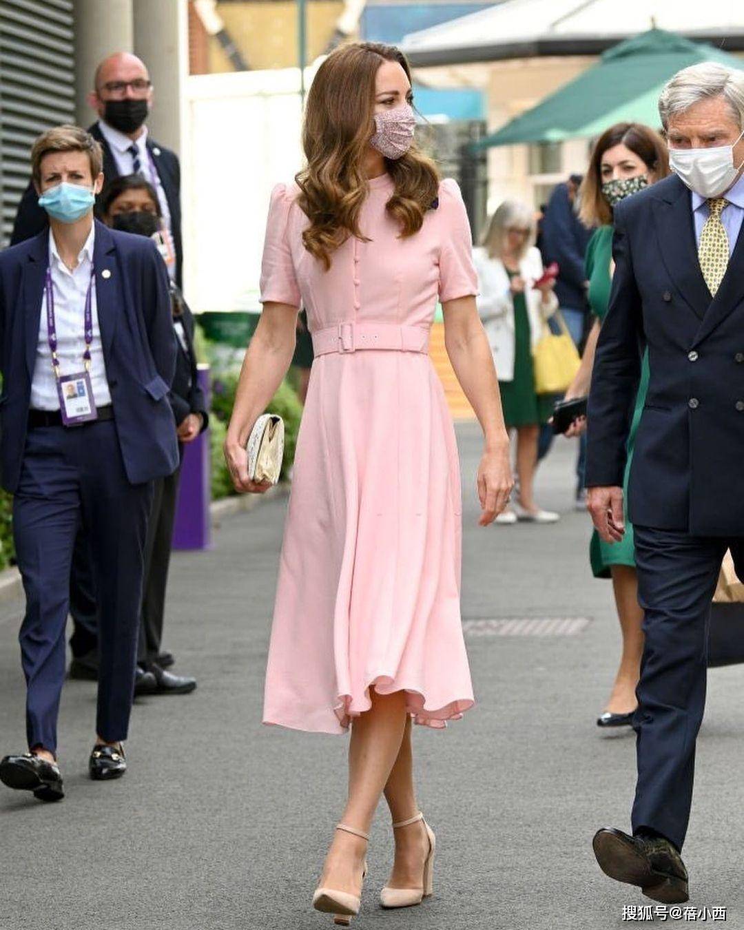 设计|凯特王妃气质、地位摆在那，穿粉色连衣裙亮相，高级优雅让人羡慕