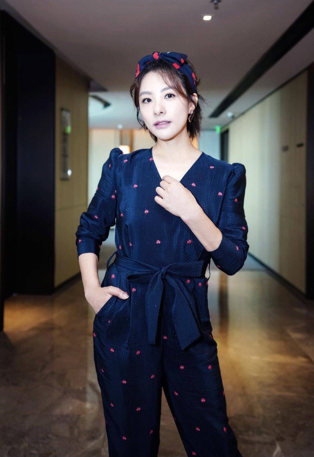 款式三:完全贴身的剪裁刘璇的身材很好,所以她完全能驾驭一些贴身的