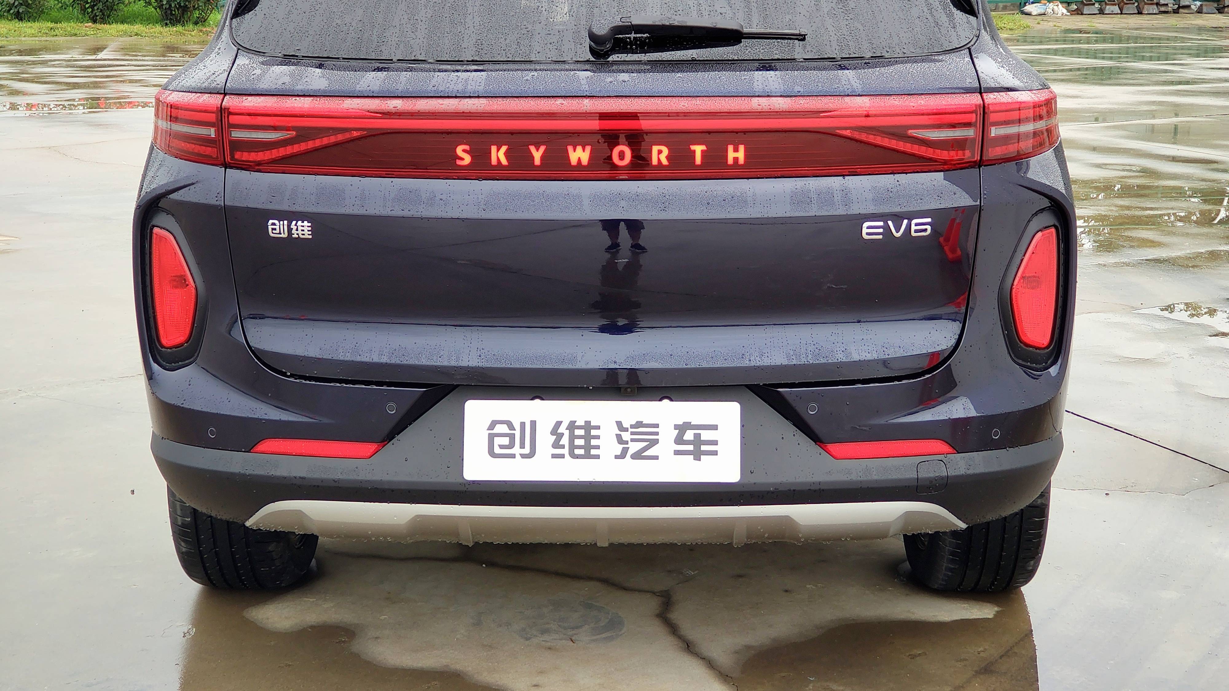 不难发现,凭借着时尚的设计,智能的座舱以及适中的价格,创维ev6兼顾了