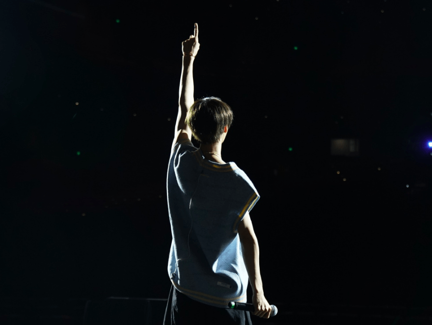 因为|赵磊《第一次》个人演唱会首站落幕，回顾出道史，越努力越幸运