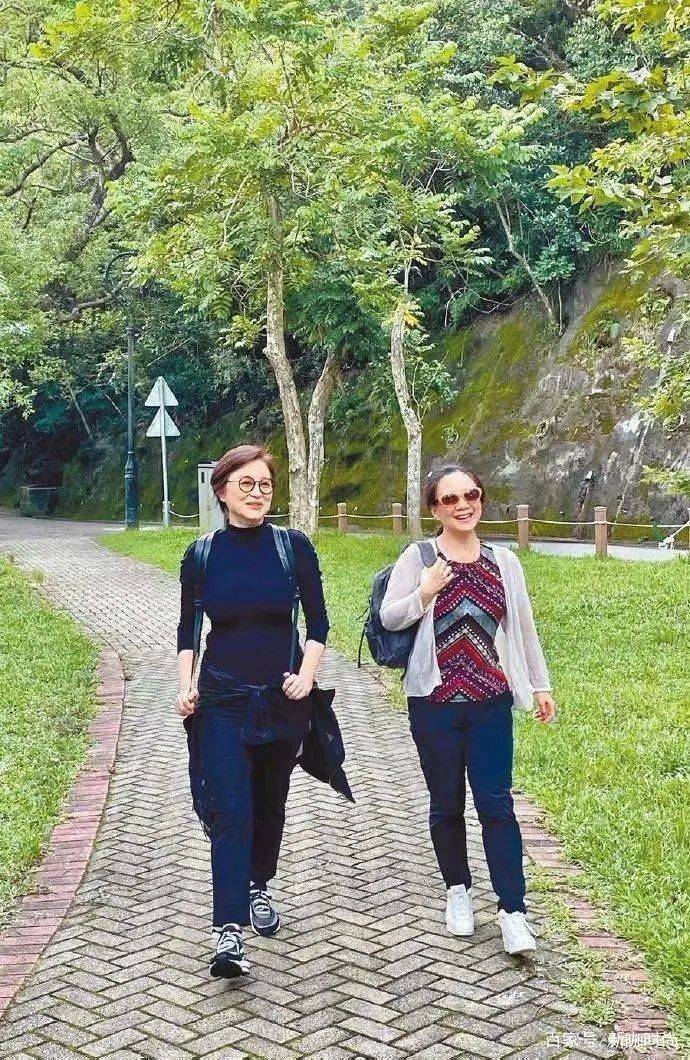 活动|林青霞身材保养有道，66岁穿紧身衣腰肢纤细，活力四射不输年轻人