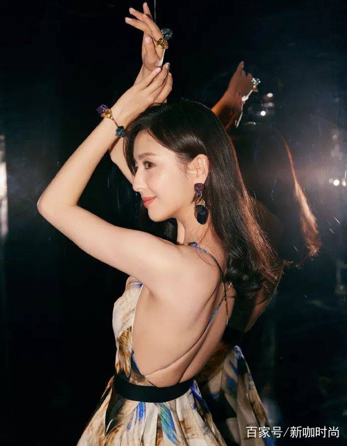 什么|长发佟丽娅是“仙女”本人了！一袭细吊带印花裙，大秀迷人美背！