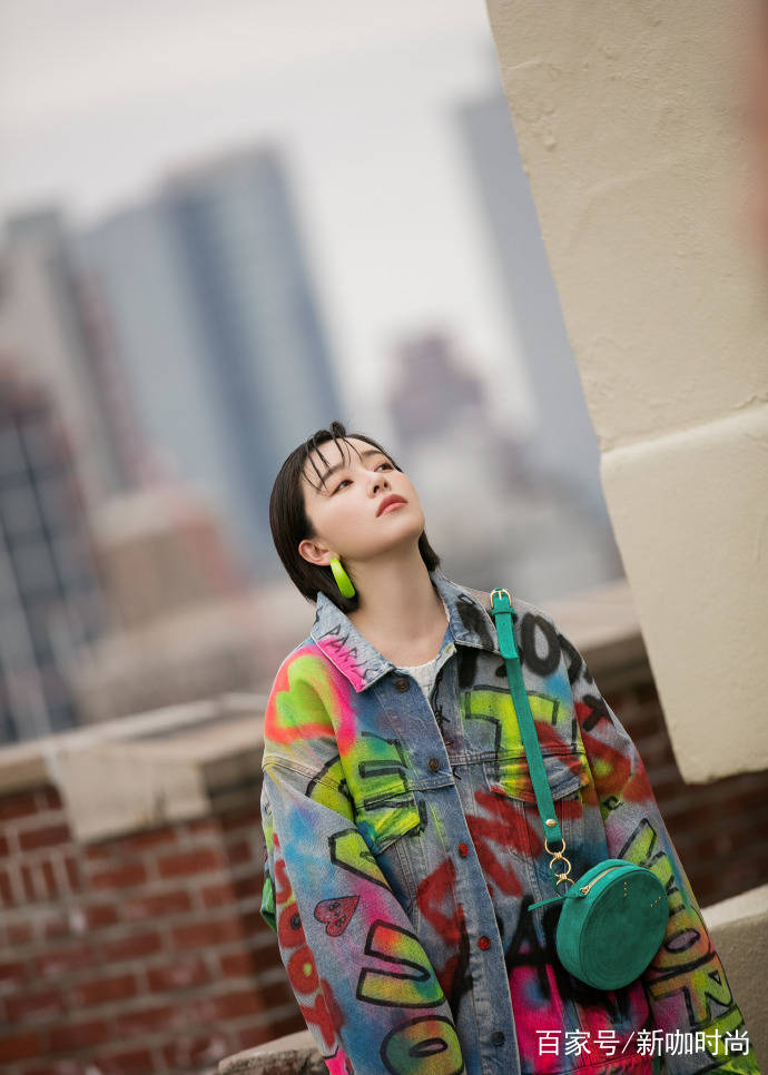 夏天|阚清子真是“美出国”了，穿格子西装亮相街头，与升温的夏日绝配