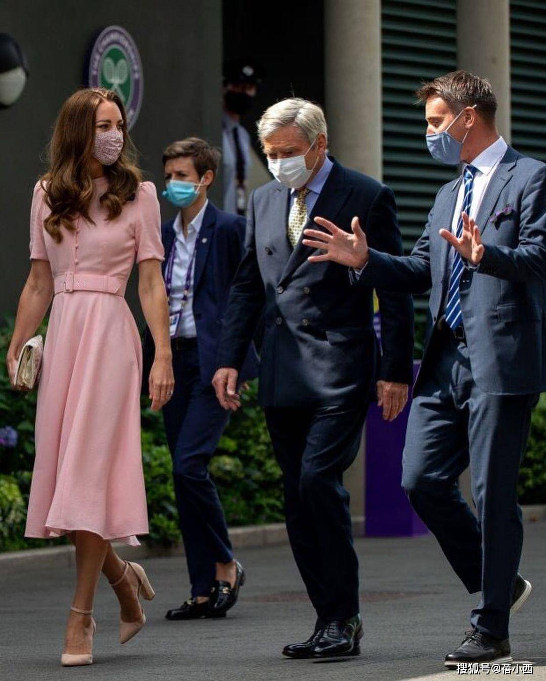 设计|凯特王妃气质、地位摆在那，穿粉色连衣裙亮相，高级优雅让人羡慕