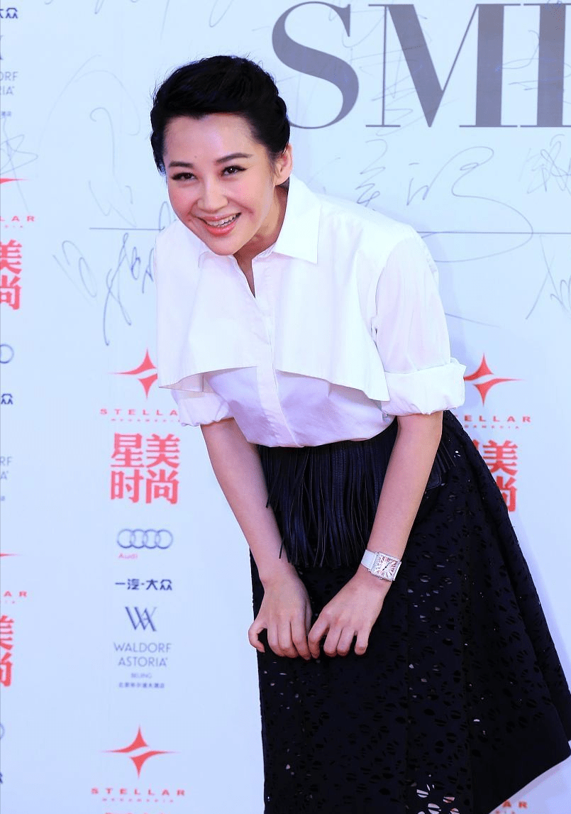 元素|许晴真挺随心所欲,拼接衬衫配“乞丐裙”,眉眼也藏不住年龄了