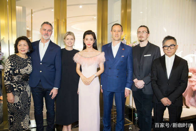 李冰冰|姐弟恋后的李冰冰越来越年轻，条纹衫搭黑长裤，44岁身形似少女