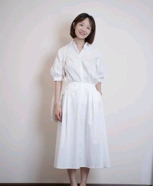 服装|衬衫虽然很简约，但只要会搭配，就能穿出精致的美感