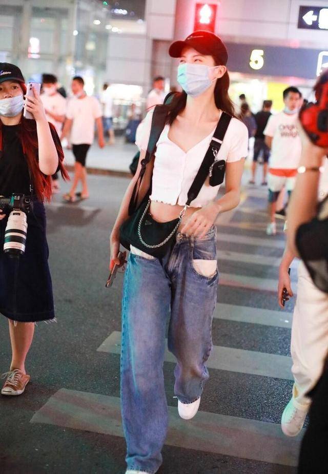 设计|金晨比例真好，小脑袋配骨感曲线，穿牛仔装气质阳光又少女