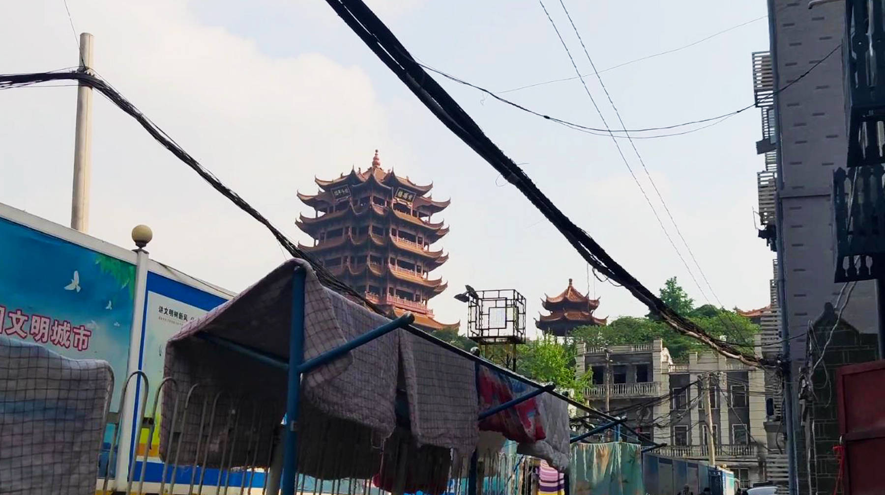 武汉城区黄鹤楼附近有条巷子，遍布旧建筑，一砖一瓦尘封时光
