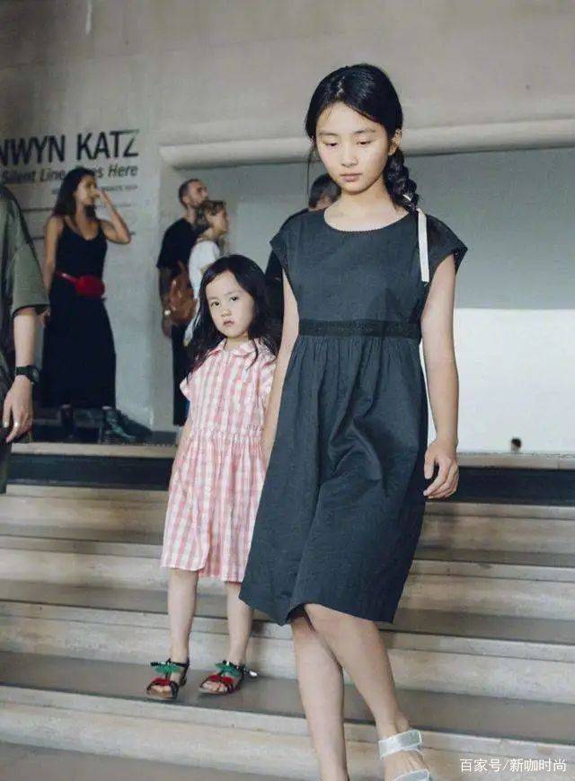 衣裙|黄家有女初长成,黄多多穿格子衫休闲又时髦,6岁妹妹颜值抢镜