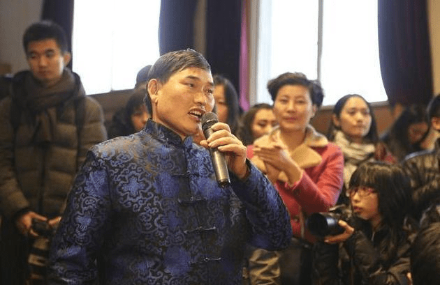 商务|大衣哥开始放飞自我，穿夏衣教儿媳“打靶”，圆滚滚啤酒肚太抢镜