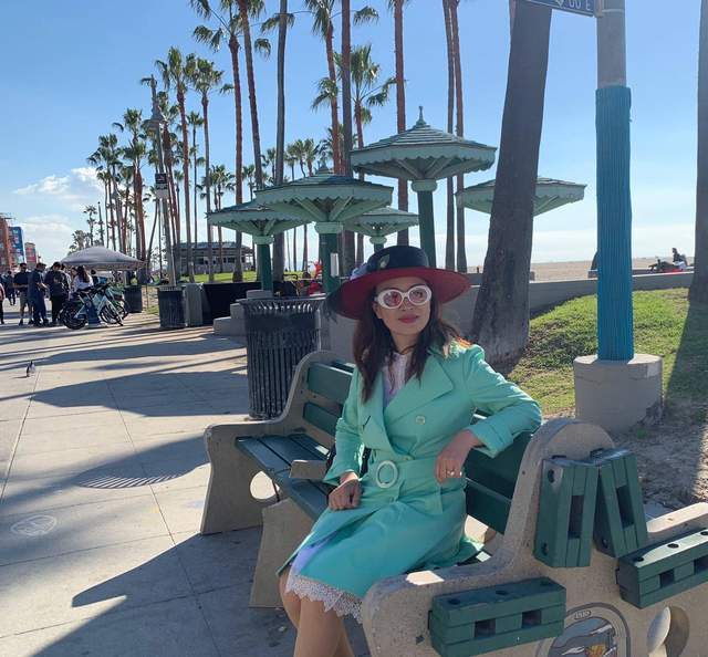 周立波|周立波老婆眼光独到，暗纹外套突出时尚身材，戴英伦礼帽像个贵妇