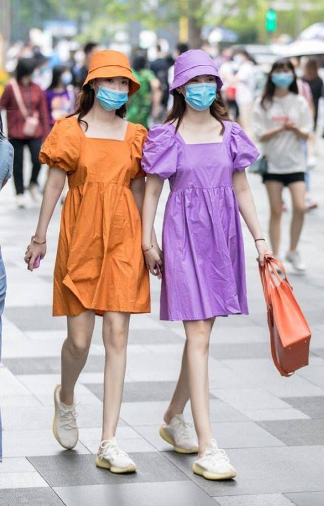 双胞胎|灰色瑜伽裤搭配白色休闲衫，时尚又休闲，舒适运动风！