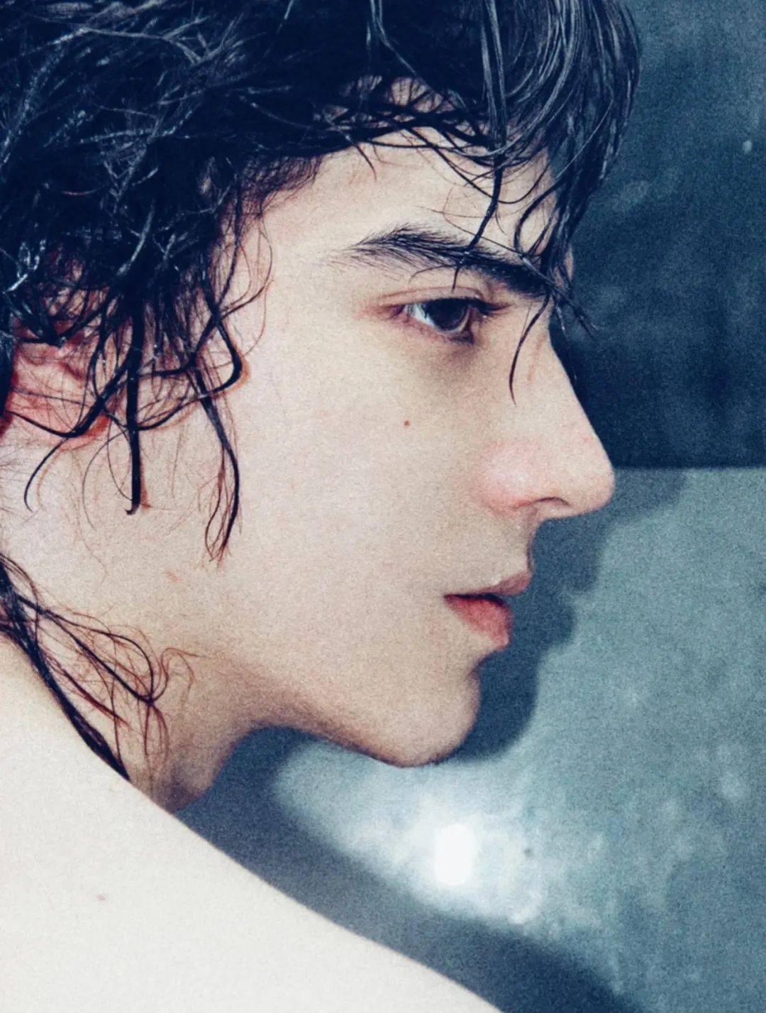 雕塑般的轮廓,刀削般的脸庞笔直高挺的鼻梁,滑滑梯的不二之选;一双深