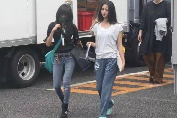 显得|木村光希出门真随性，“老汉衫”配洞洞鞋不修边幅，还没老妈时髦