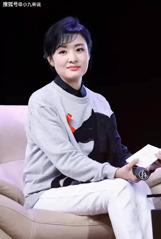 黑色|周涛素颜走机场，穿印花“大妈装”略显老态，像53岁该有的样子