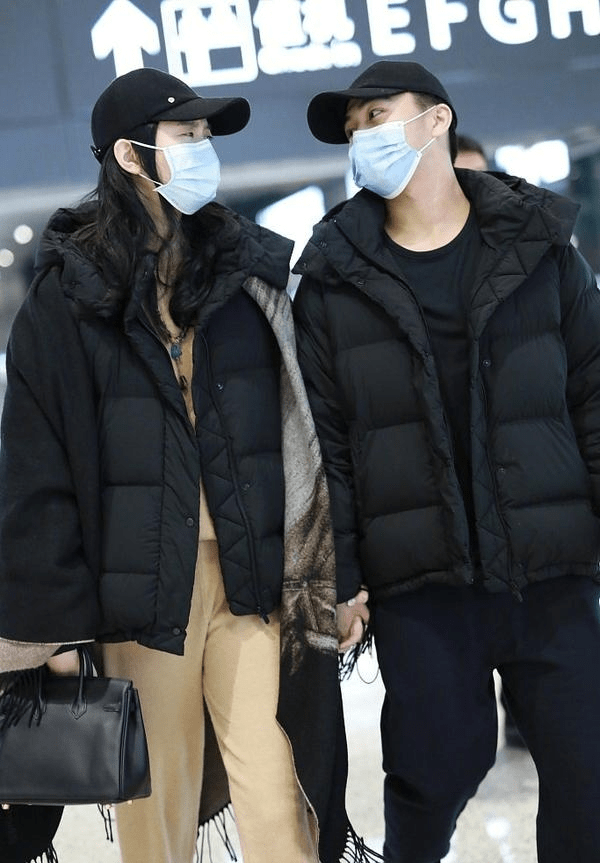 披肩|奚梦瑶携老公走机场，穿羽绒服配披肩变小女人，两人牵手对视好甜