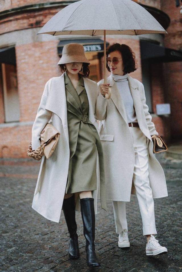 羊羔|真正讲究的女人，穿大衣很少配牛仔裤，像三木博主这样穿，更优雅