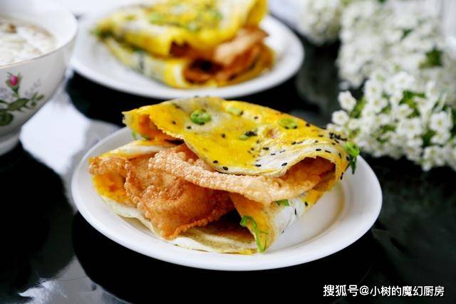 小吃摊|想吃煎饼果子不用出去买了,在家这样做,三分钟摊一个,太好吃了