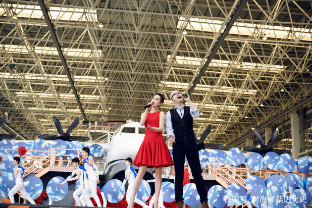 一身|36岁黄圣依真会穿,用一身红独占C位!身挂披风,身材比例太惊艳