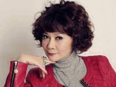 中分|50岁女人别被这4款“大妈发型”迷惑，自以为时髦，其实很土气