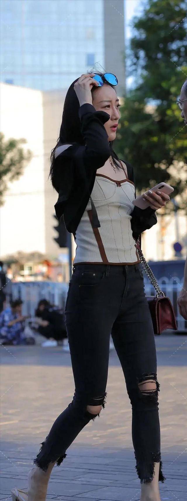 上衣|黑色打底裤让“肩宽胯大”的女孩穿上也好看，修饰身材效果很好