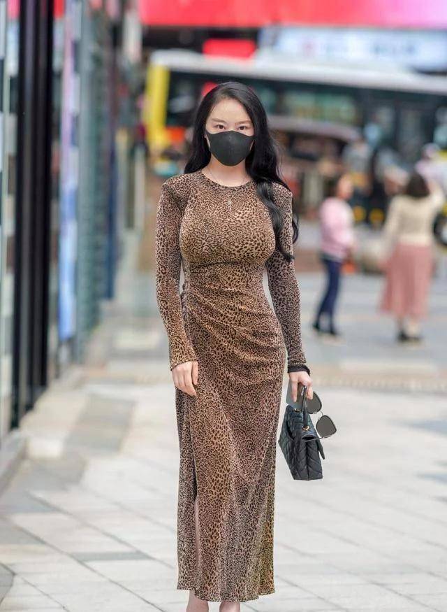 个性|连衣裙体现气质，日常着装的风格显得个性又有型，唯美动人