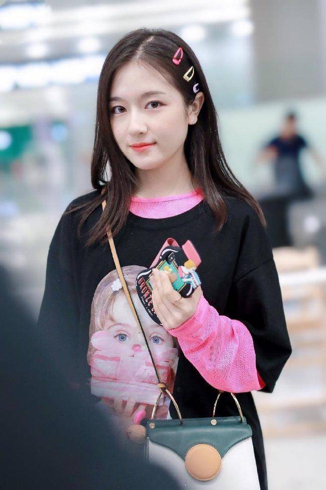 李岚迪|李兰迪卫衣与长袖叠穿很清秀，甜美可爱又不失气质！