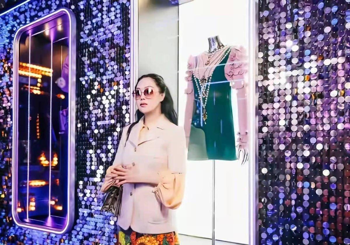章小蕙|章小蕙真是“富态届”的穿搭典范，西服搭阔腿裤，气质高级好美艳