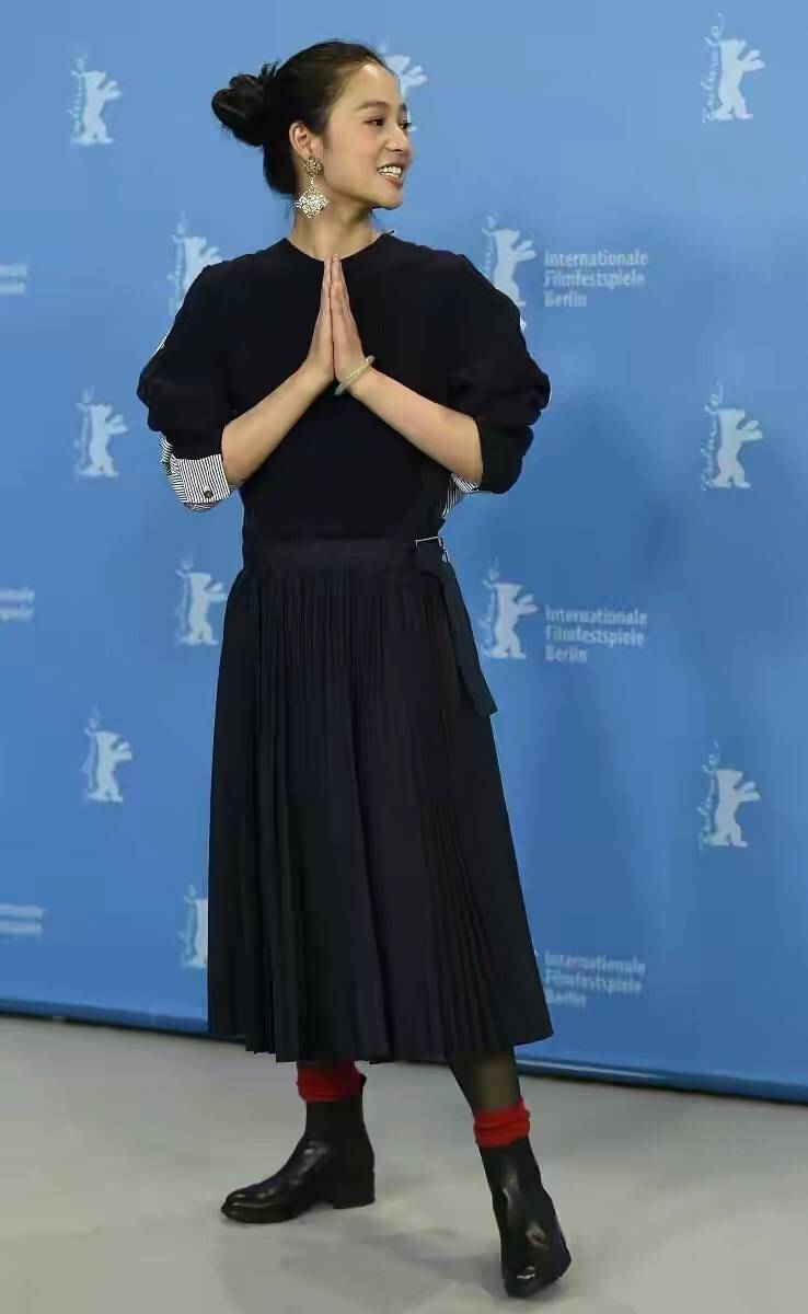 设计|周韵素颜出门被怼脸拍，跟精修图比差距大，穿一身黑气质依旧高级