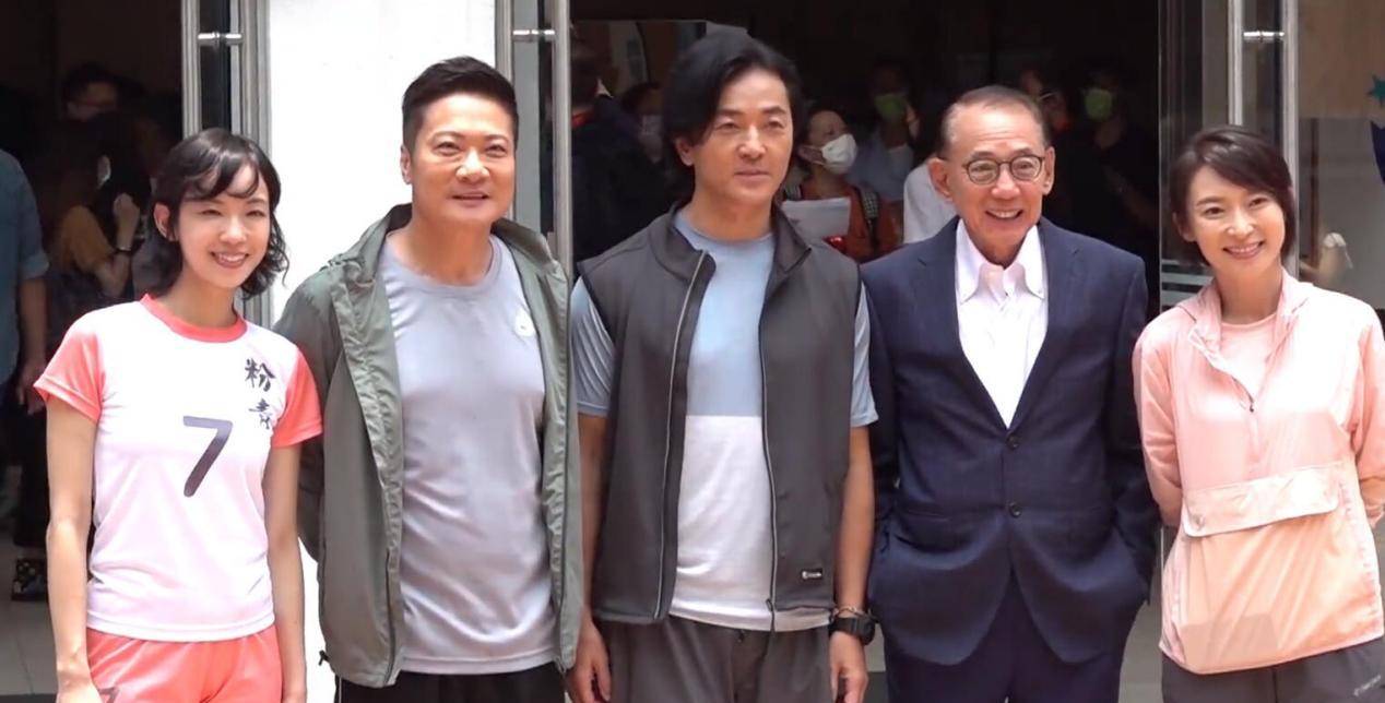 健美裤|54岁郑伊健罕见露面，穿背心健美裤小腿肌肉发达，美女合影太含羞