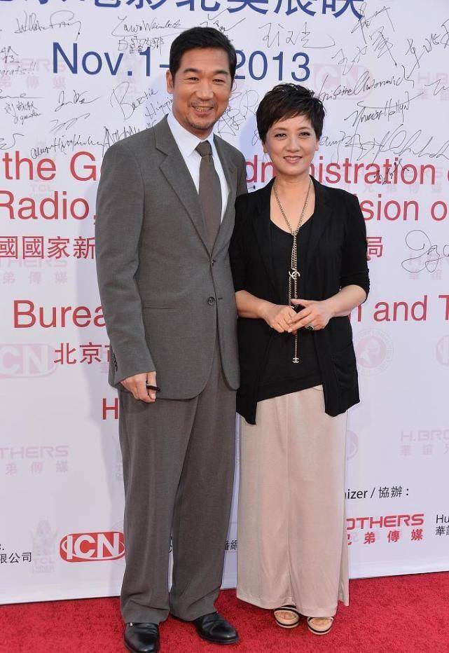 色调|邓婕与老公张国立同框，两人休闲搭穿搭看着干净利落，老了也时髦