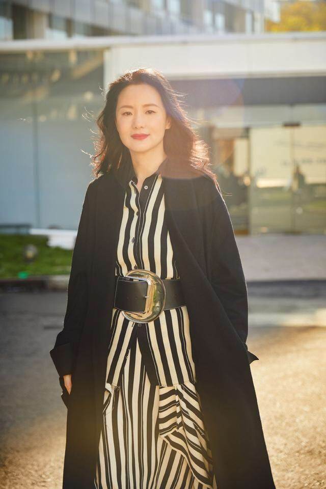 元素|咏梅素颜走机场，大衣配花丝巾优雅大气，这才是阿姨辈该有的样子