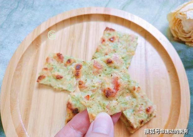 蔬菜|芹菜不要炒着吃了,加两个鸡蛋,用筷子搅一搅,出锅别提多香了