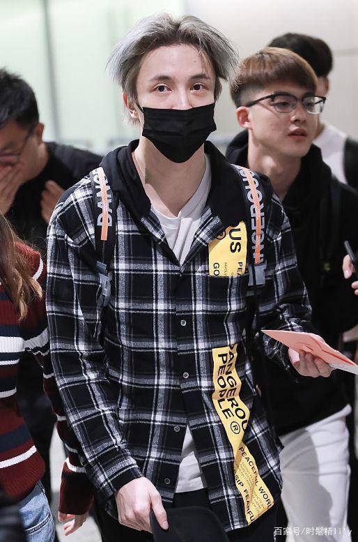 感觉|薛之谦私服没翻车？灰白格子加印花，炸毛发型好像刚起床，太个性
