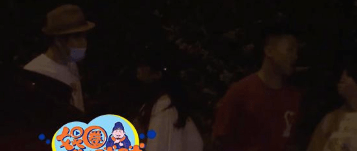 友人|小沈阳夫妇深夜和友人聚餐,结婚17年穿情侣装,仍牵手秀恩爱