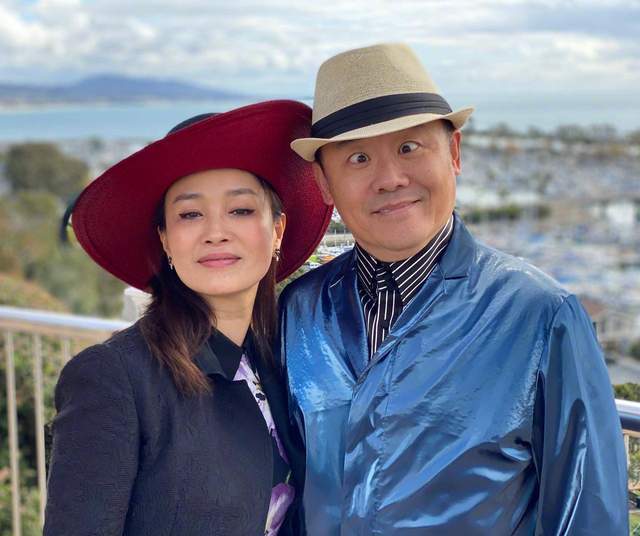 周立波|周立波老婆眼光独到，暗纹外套突出时尚身材，戴英伦礼帽像个贵妇