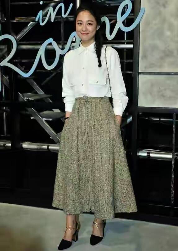 设计|周韵素颜出门被怼脸拍，跟精修图比差距大，穿一身黑气质依旧高级