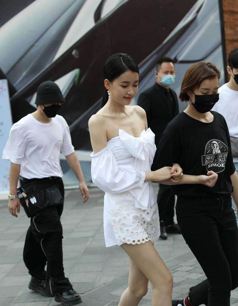 孙怡|孙怡当妈还这么瘦，白色“初恋装”温柔清新，“小鸟腿”可真白皙