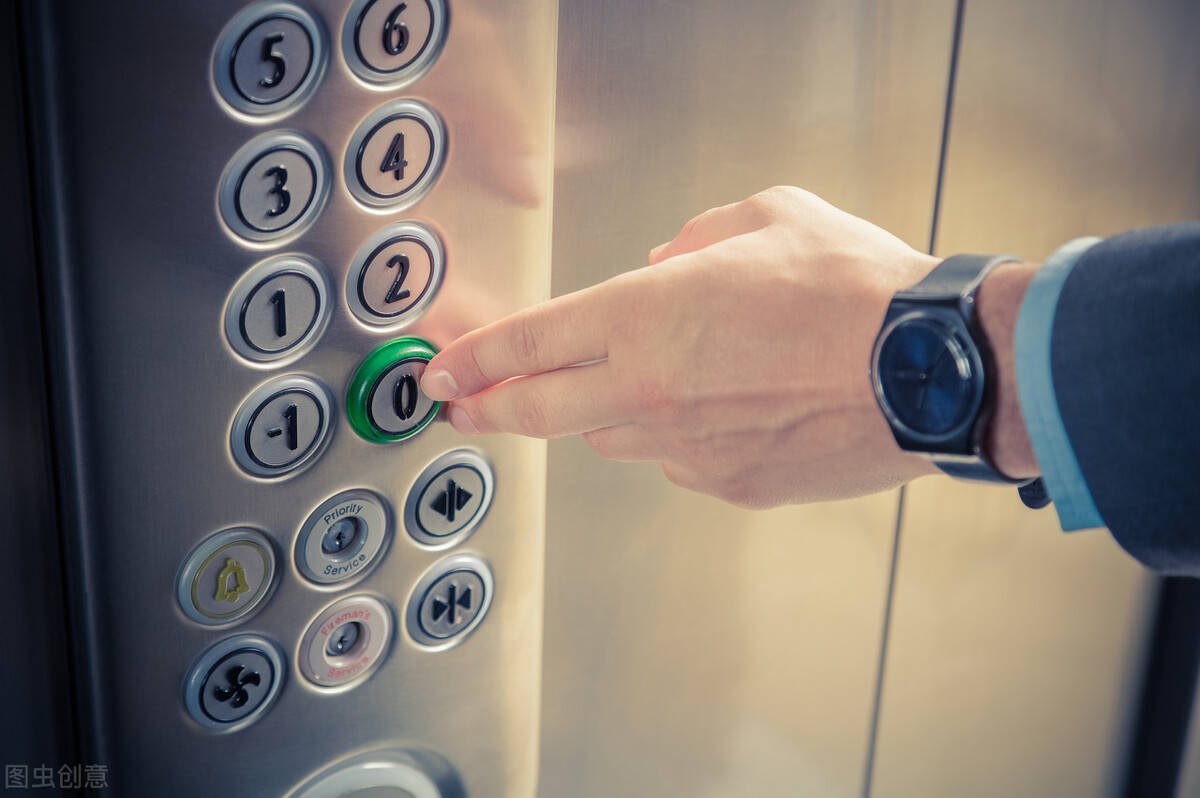 电梯中的监控_楼层