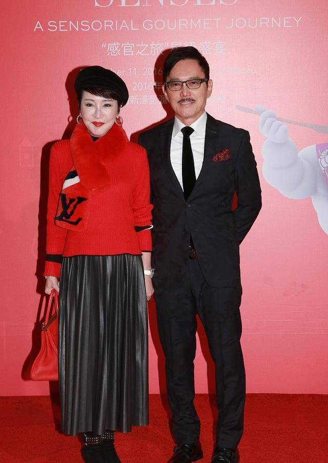 整体|谢霆锋妈妈69岁还是很有气质，穿搭端庄优雅贵气，不愧是豪门阔太